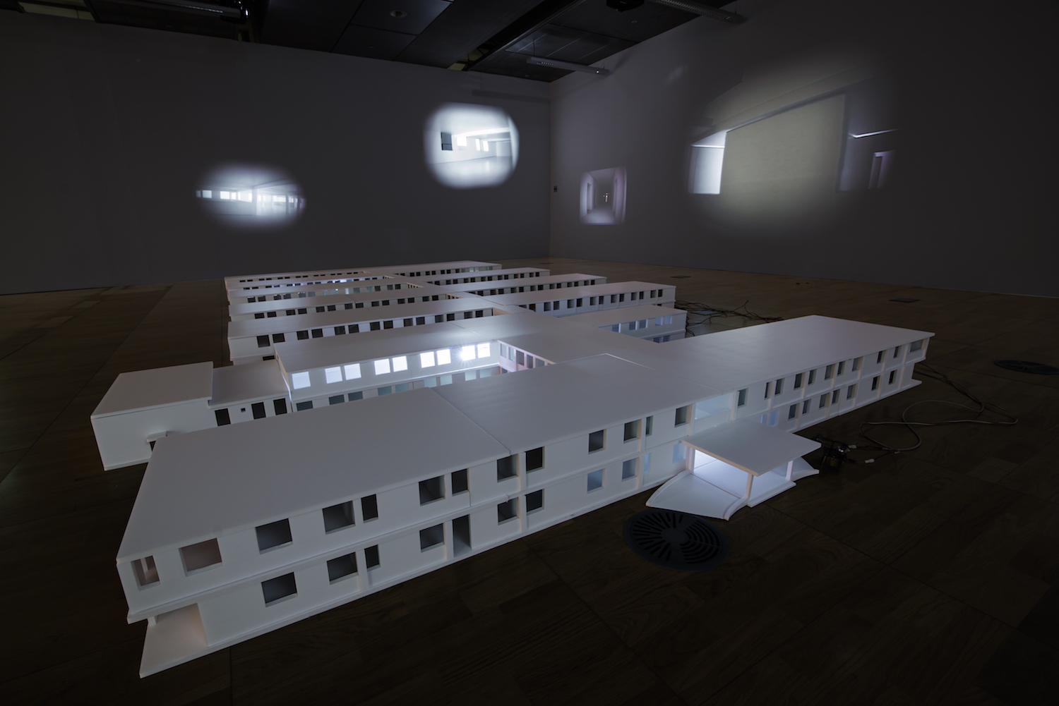 「City of Gaze -Gwangju, Former Armed Forces' Gwangju Hospital」 Foamboard architectural model, video camera, video projector, motor variable installation, 2019