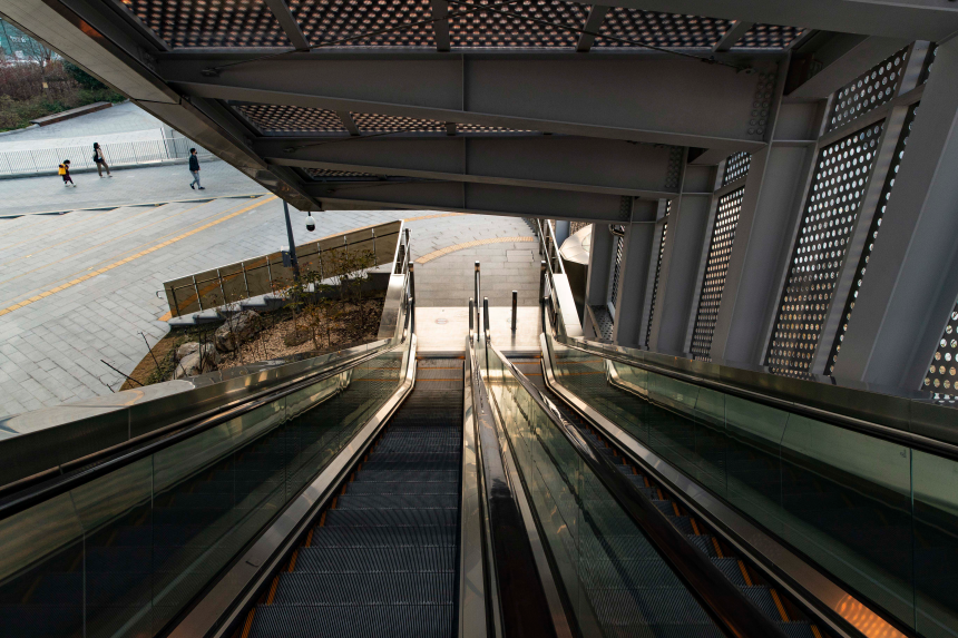 An outdoor escalator