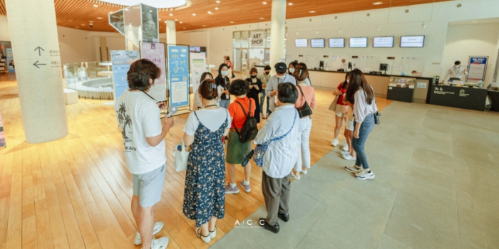 참여자들에게 무더운 날씨를 대비한 용품을 나눠주고 있다.