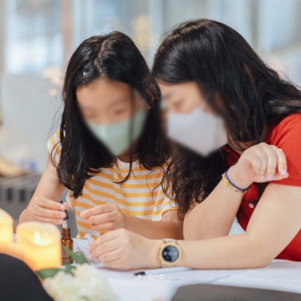 투어 후 나만의 향을 만들기 위해 준비된 향들을 맡고, 찾는 조향 체험 시간을 갖는다.