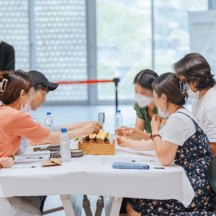 투어 후 나만의 향을 만들기 위해 준비된 향들을 맡고, 찾는 조향 체험 시간을 갖는다.